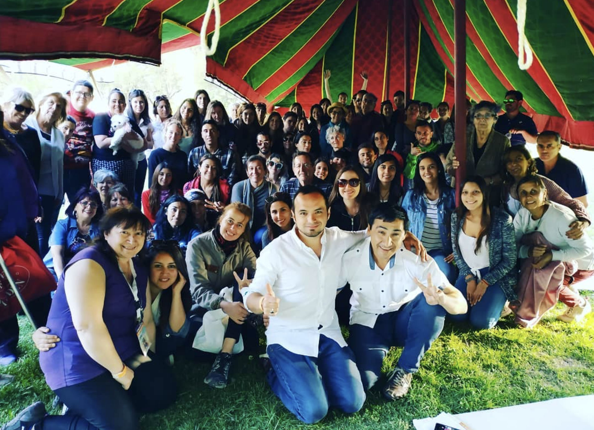 Gran comunidad de Natural Mystic reunida junto a Ariel Alarcón en un encuentro de sanación