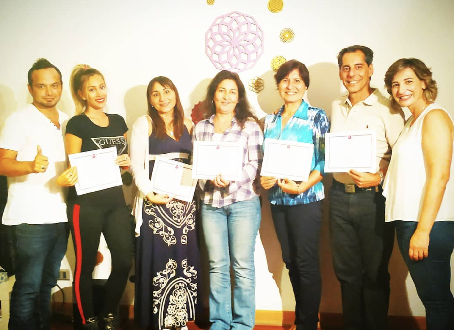 Alumnos mostrando sus certificados internacionales de ThetaHealing
