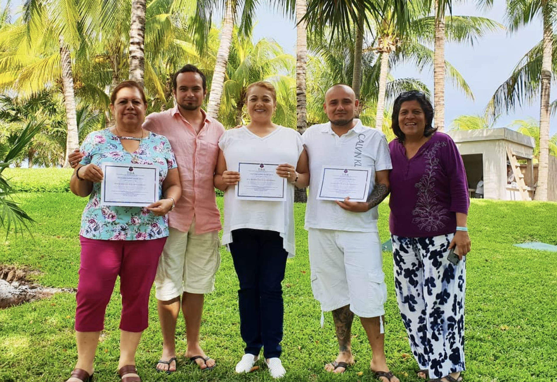 Graduados del curso ThetaHealing en un retiro junto al mar